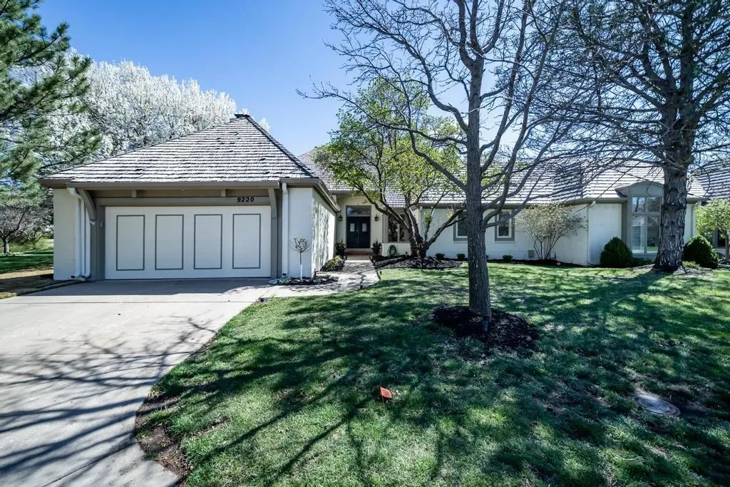 9220 E Lakepoint Dr, Wichita, KS 67226