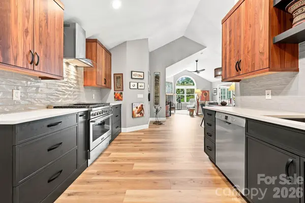100 Mountain Meadow CIR, Weaverville, NC 28787