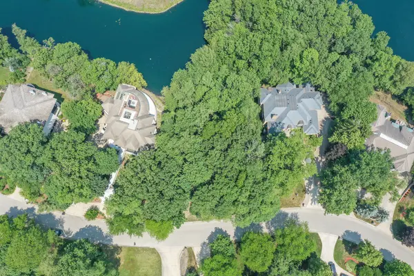 910 Saint Stephens Green, Oak Brook, IL 60523
