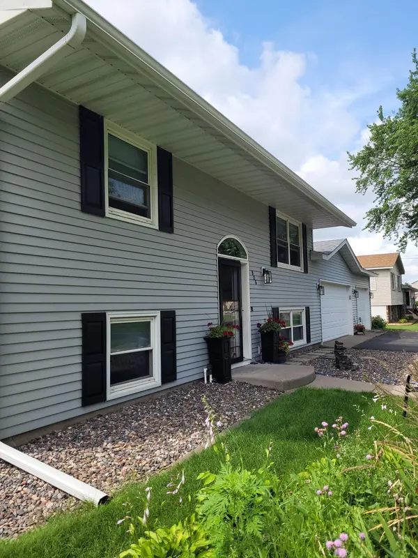 806 Cummings LN, Saint Cloud, MN 56301