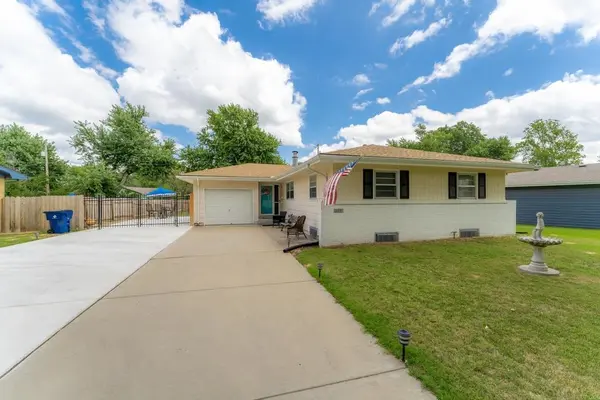 982 N Country Acres, Wichita, KS 67212