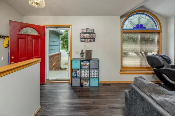 8 Hickory Ct, Valley Center, KS 67147