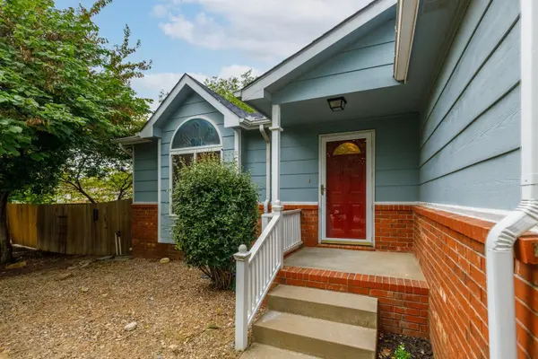 8 Hickory Ct, Valley Center, KS 67147