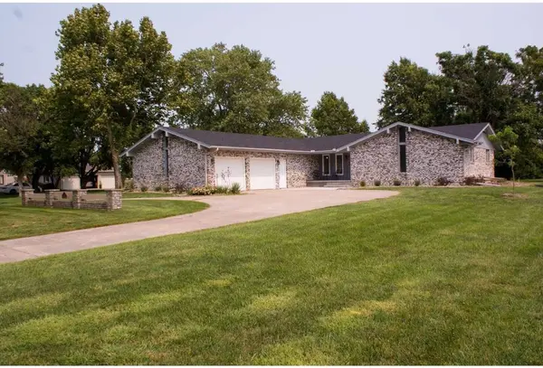 4 Fairway Dr, Hesston, KS 67062