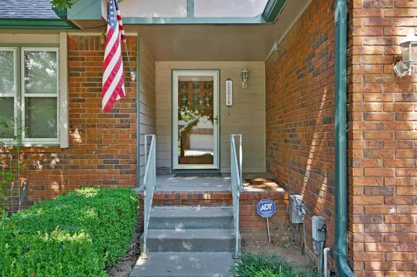 12014 Rolling Hills Dr, Wichita, KS 67235