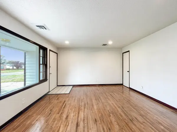 2404 W 27th St S, Wichita, KS 67217