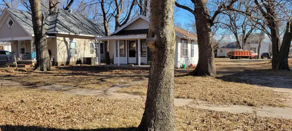 704 N B ST, Arkansas City, KS 67005