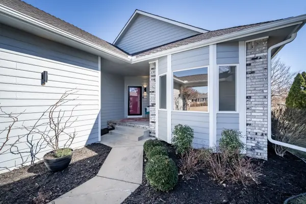 8111 E Windwood Cir, Wichita, KS 67226