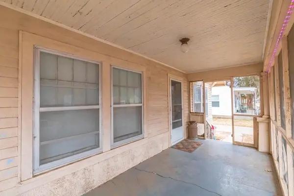 1018 N 3rd St, Arkansas City, KS 67005
