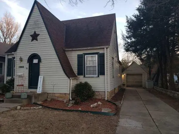 1223 E 8th Ave, Winfield, KS 67156