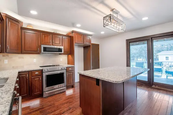 736 Random Rd, Hesston, KS 67062