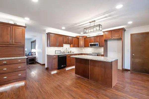 736 Random Rd, Hesston, KS 67062