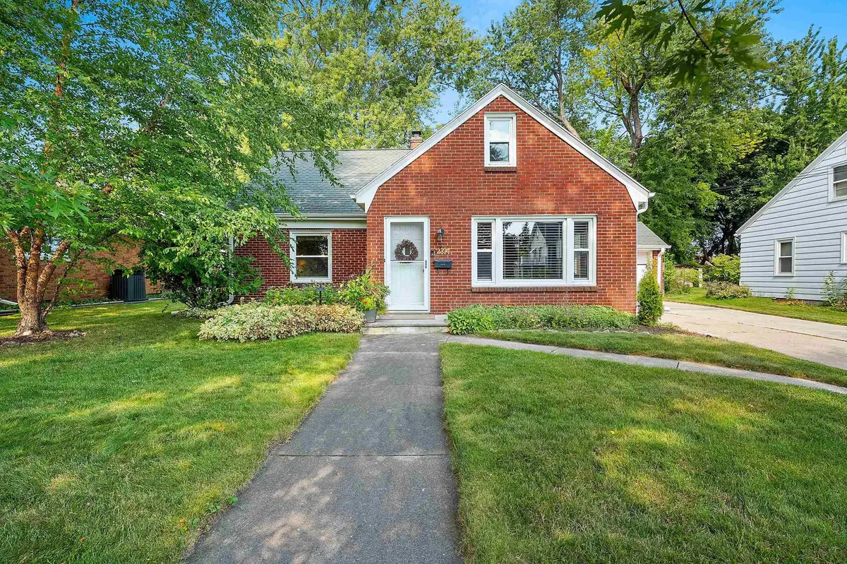 2374 JOURDAIN LN, Green Bay, WI 54301-2138