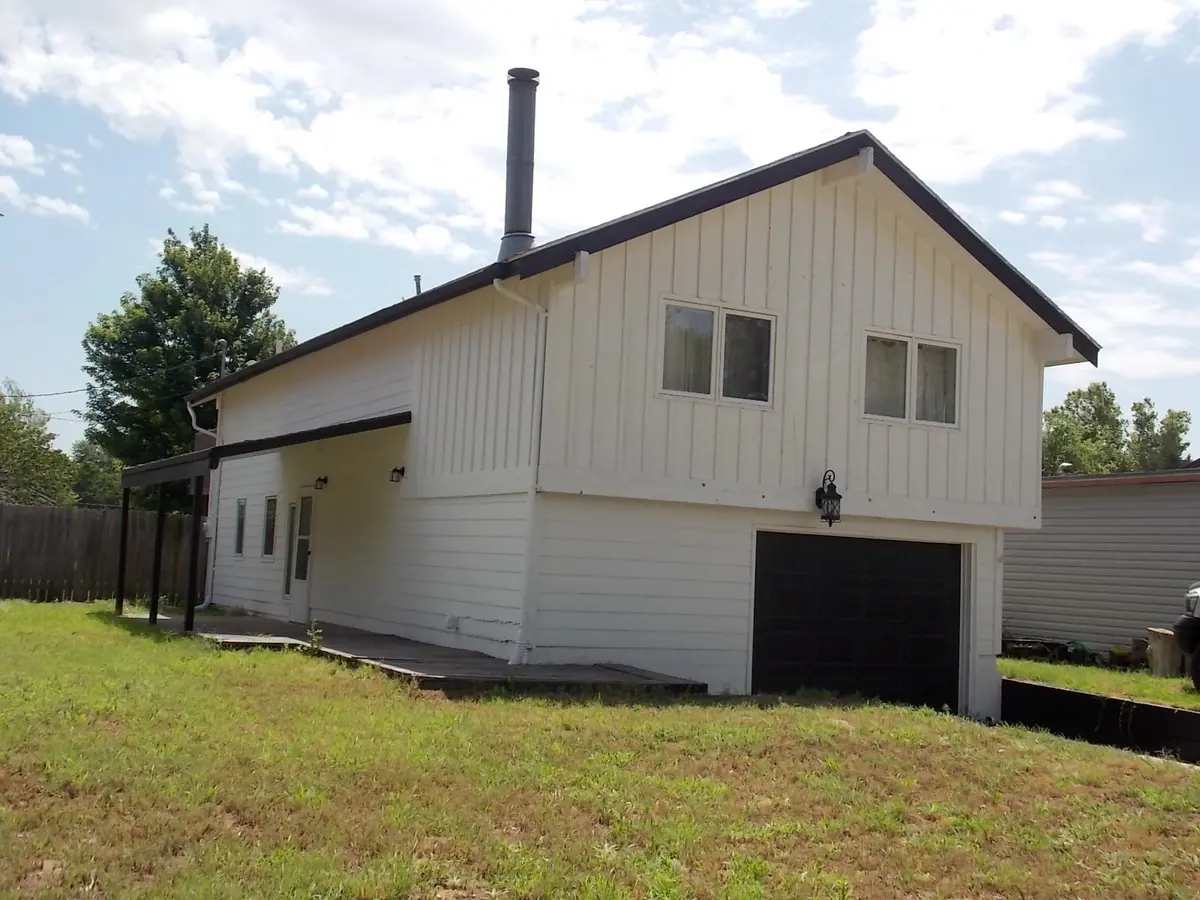 1426 N Orchard Ave, Hutchinson, KS 67501