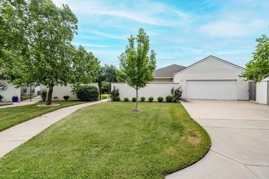 802 N Woodridge Dr, Wichita, KS 67206