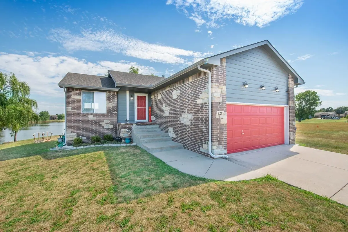 1211 E Appleton St, Valley Center, KS 67147
