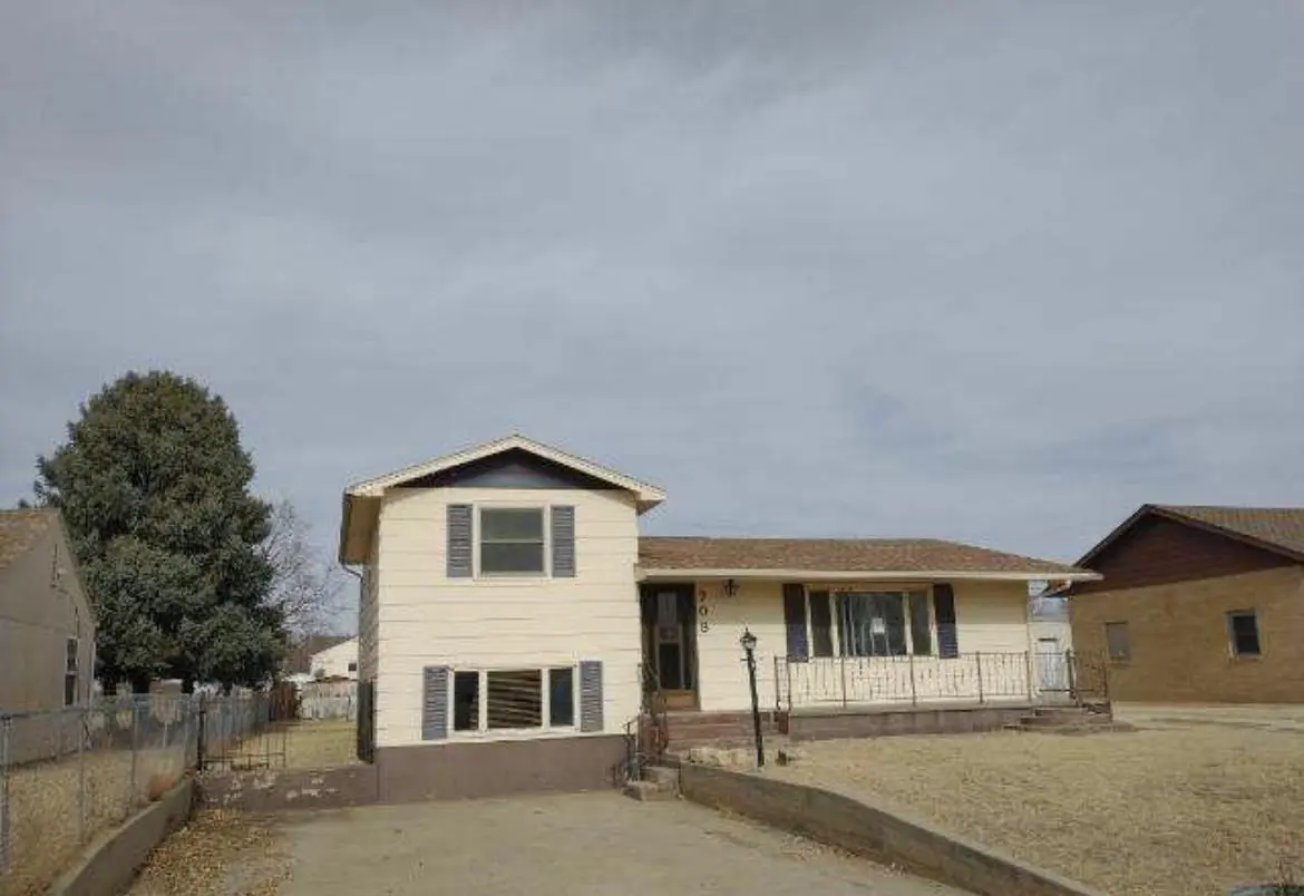 708 W 9th St, La Crosse, KS 67548