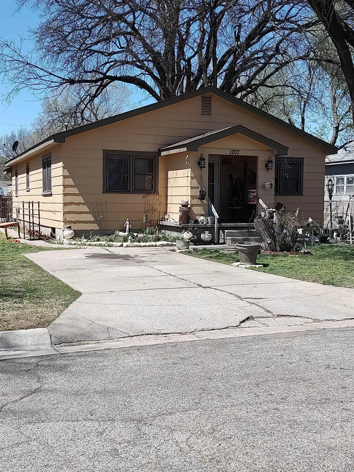 1207 N Logan, Newton, KS 67114