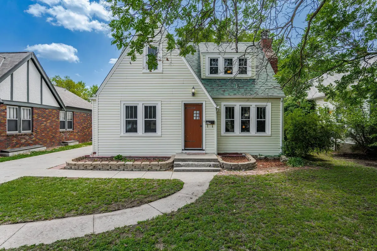 915 E Broadway St, Newton, KS 67114