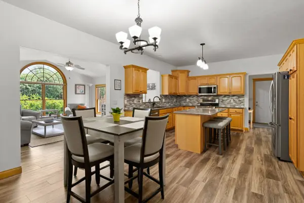 1594 LONE OAK DR, Neenah, WI 54956