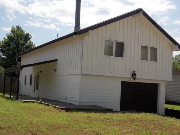 1426 N Orchard Ave, Hutchinson, KS 67501