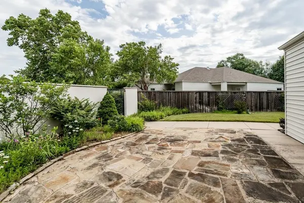 802 N Woodridge Dr, Wichita, KS 67206