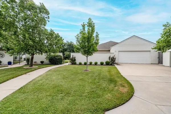 802 N Woodridge Dr, Wichita, KS 67206
