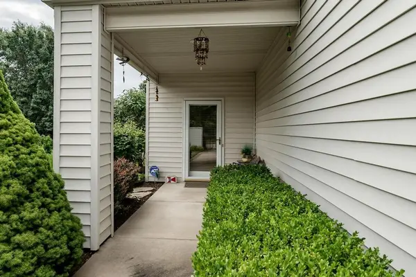 802 N Woodridge Dr, Wichita, KS 67206