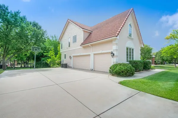 1025 N Woodridge Ct, Wichita, KS 67206