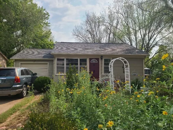 1224 N 8th St, Arkansas City, KS 67005