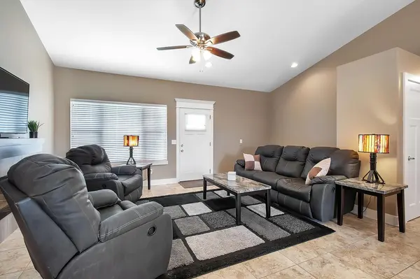 302 Springlake Ct, Newton, KS 67114