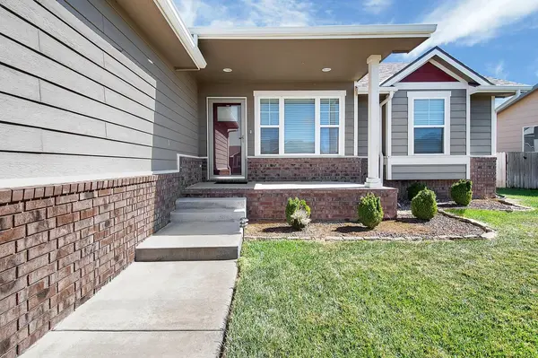 302 Springlake Ct, Newton, KS 67114