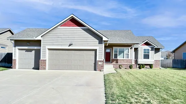302 Springlake Ct, Newton, KS 67114