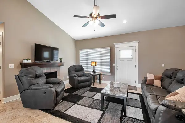 302 Springlake Ct, Newton, KS 67114