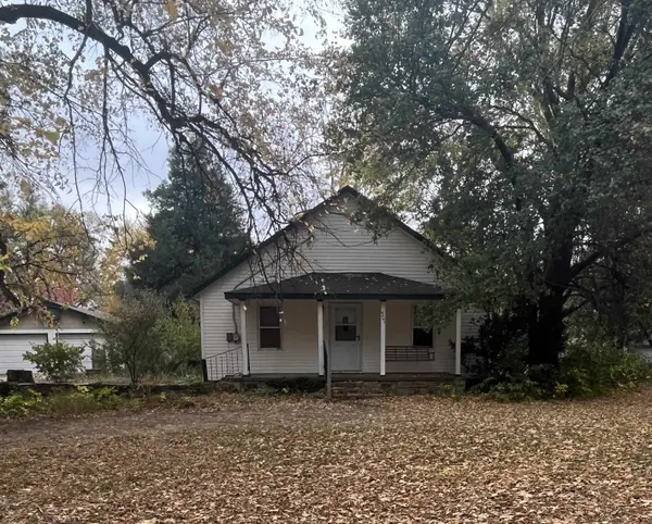 501 SW 11th St, Newton, KS 67114