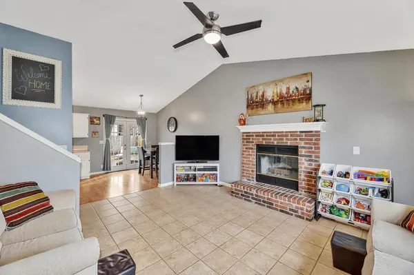 253 W Village Lake Dr, Derby, KS 67037