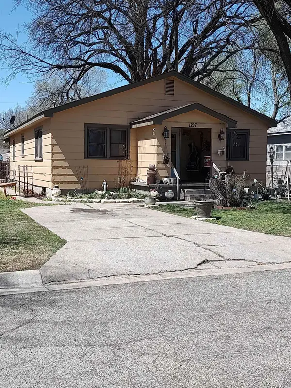 1207 N Logan,  Newton,  KS 67114