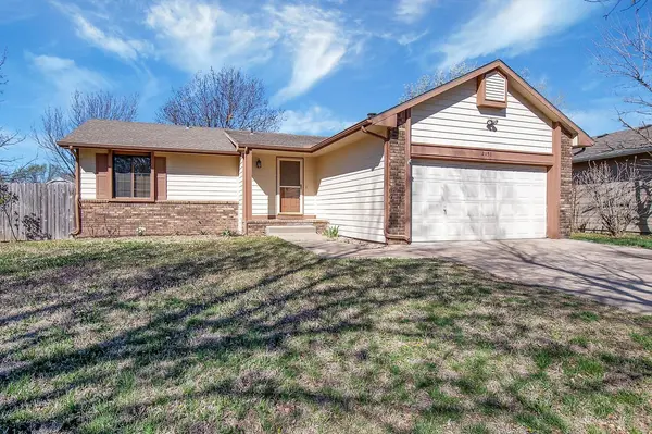 2151 N Covington Cir, Wichita, KS 67212