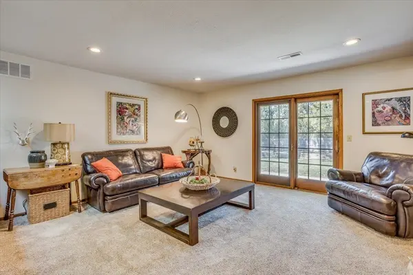 17 Circle Dr, Mulvane, KS 67110