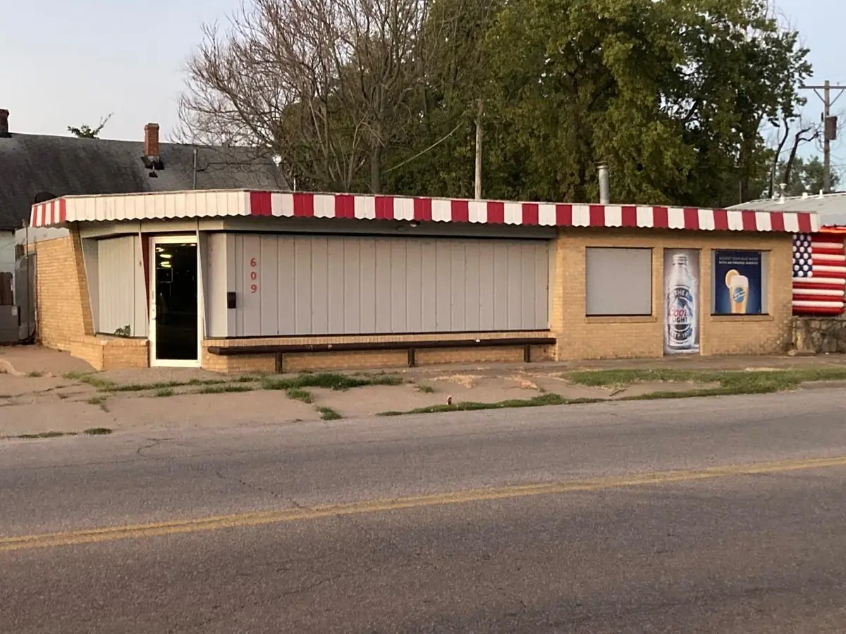 609 W Madison Ave, Arkansas City, KS 67005