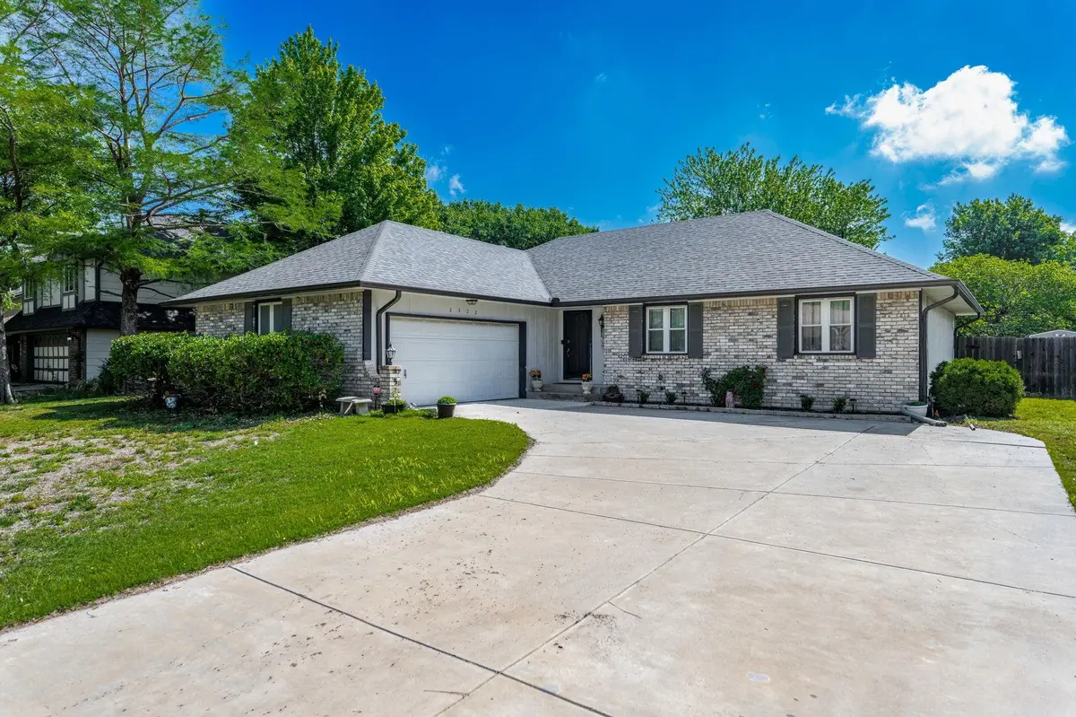 2322 N Inwood Cir, Wichita, KS 67226