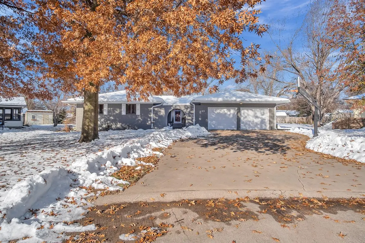 10 Sunset Dr, Hesston, KS 67062