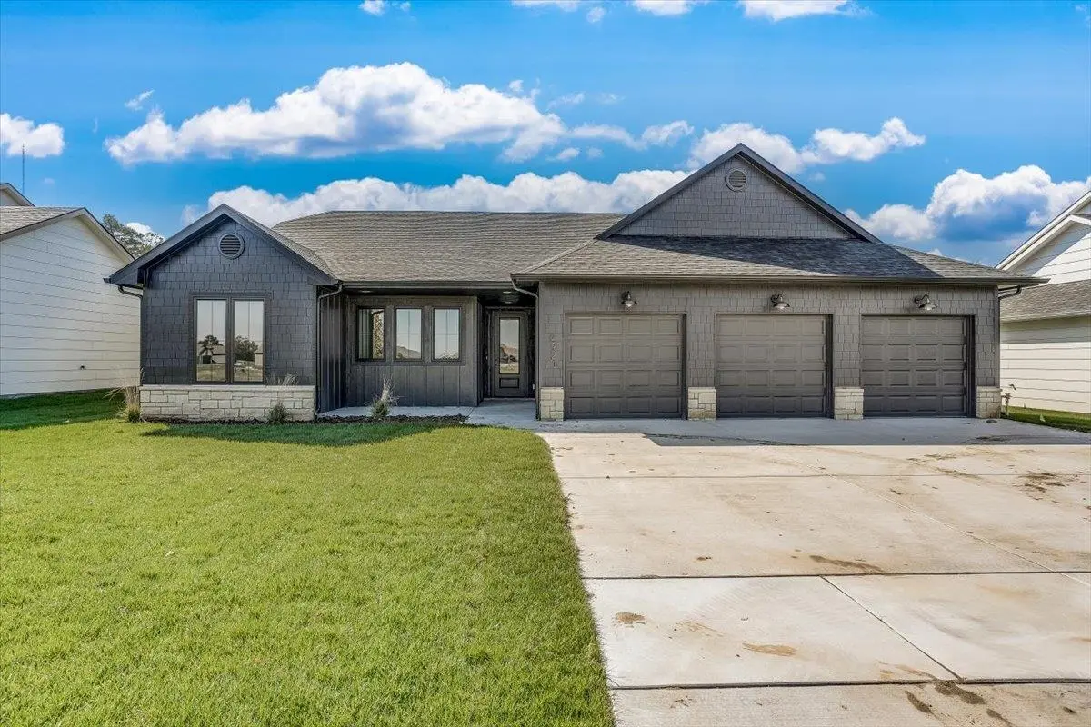 2923 E Sunnyslope, Wichita, KS 67219