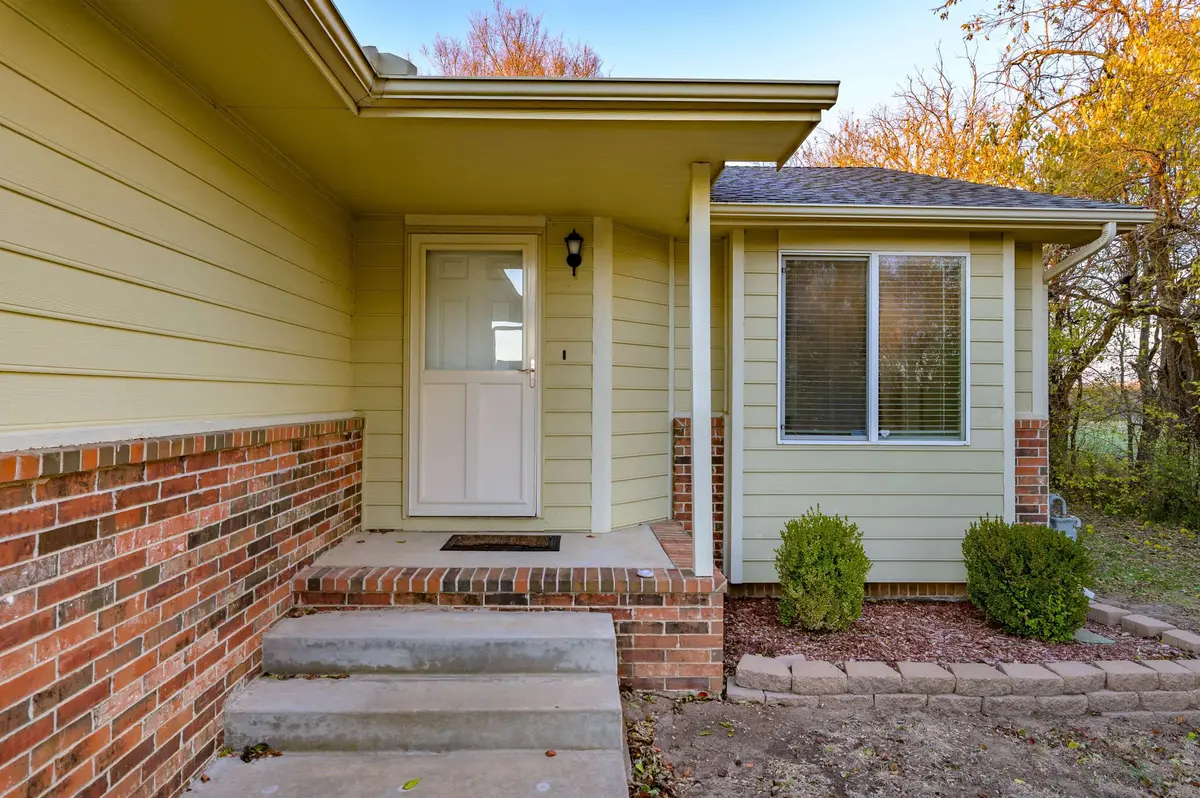 426 E Hickory St, Mulvane, KS 67110