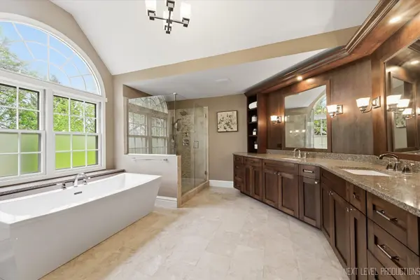 1005 Stonehedge RD, St. Charles, IL 60174