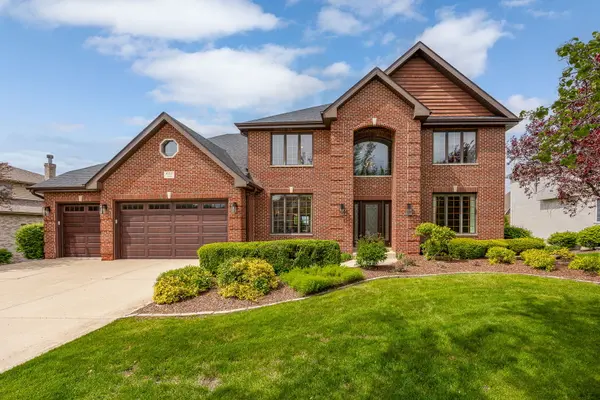 1045 Hilltop DR, Lemont, IL 60439