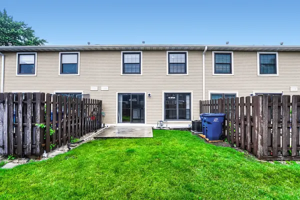 4132 Brentwood LN, Waukegan, IL 60087