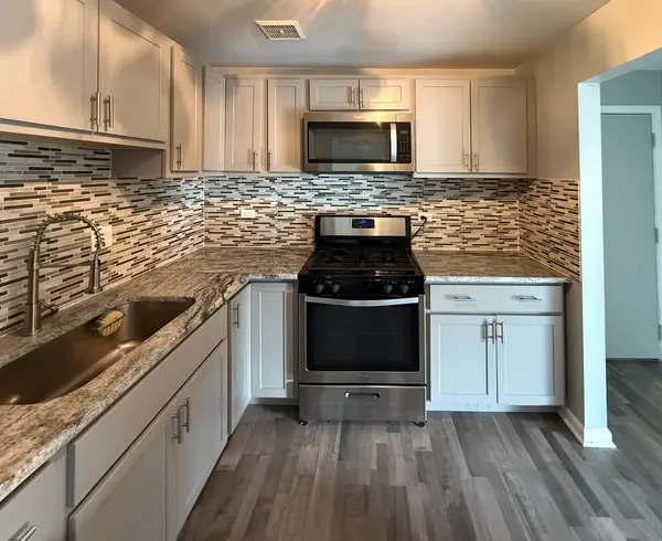 16W486 Lake DR #201, Willowbrook, IL 60527