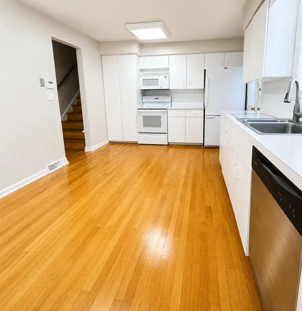7011 N Hamlin AVE, Lincolnwood, IL 60712
