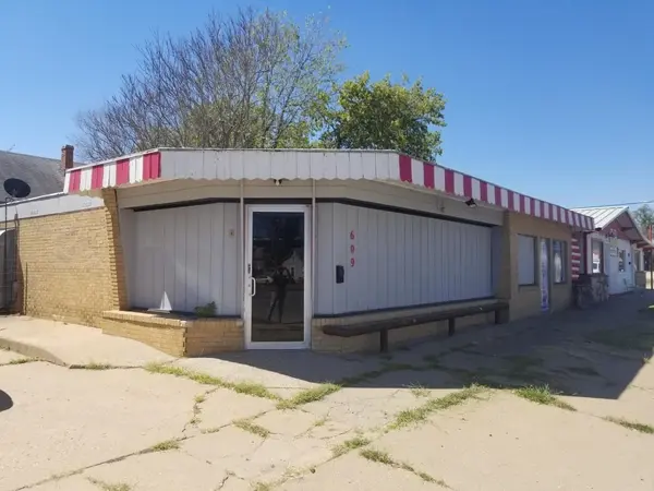 609 W Madison Ave, Arkansas City, KS 67005